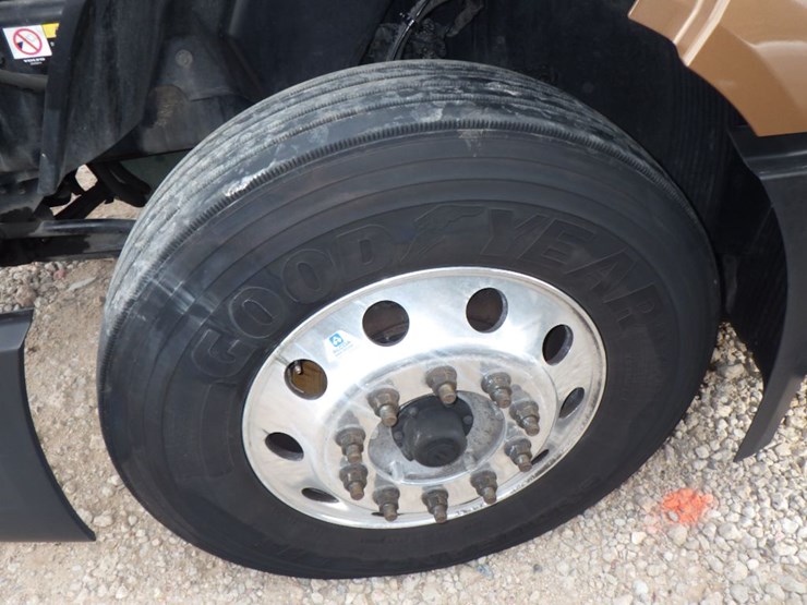 2022-volvo-vnl-300-image-19