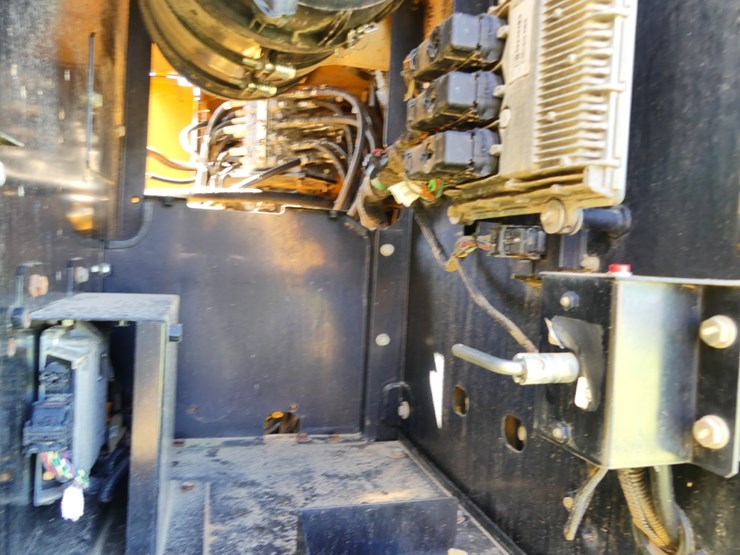 deere-210g-lc-image-11