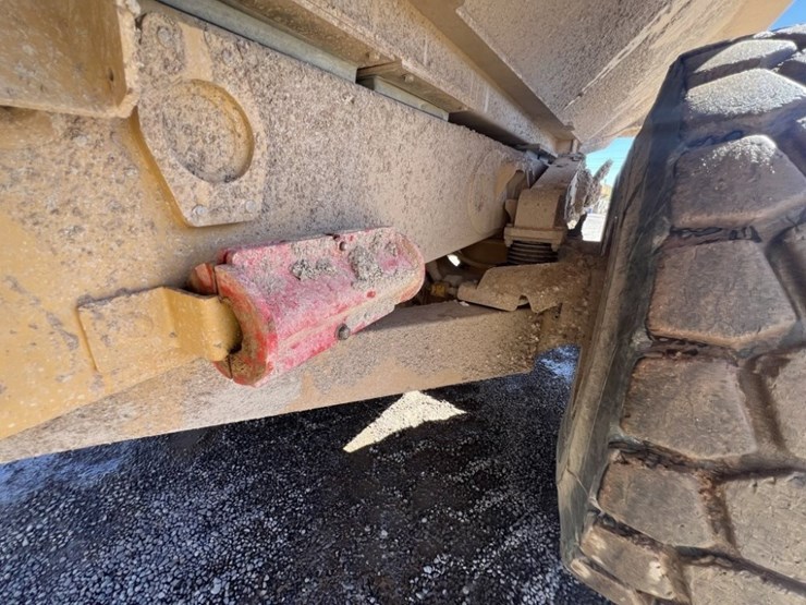 2013-caterpillar-740b-image-15