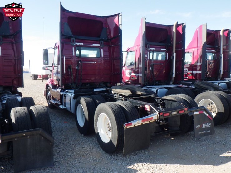 2022-volvo-vnl-300-image-10