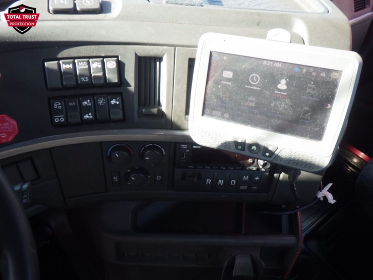 2022-volvo-vnl300-image-15