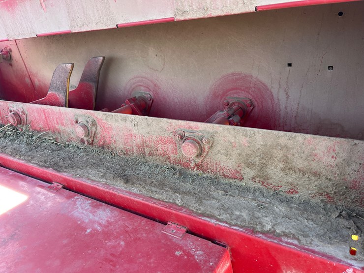 new-holland-575-image-13