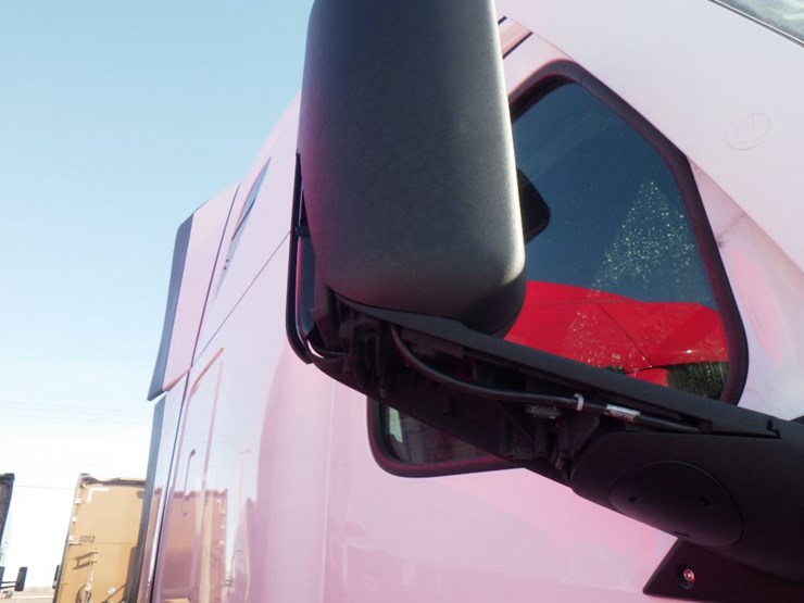 2021-freightliner-cascadia-126-image-5