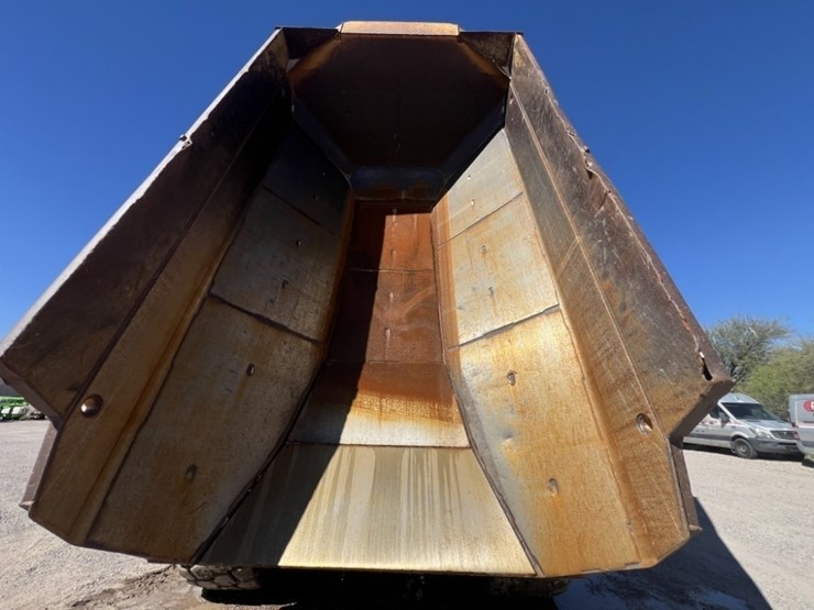 2013-caterpillar-740b-image-46