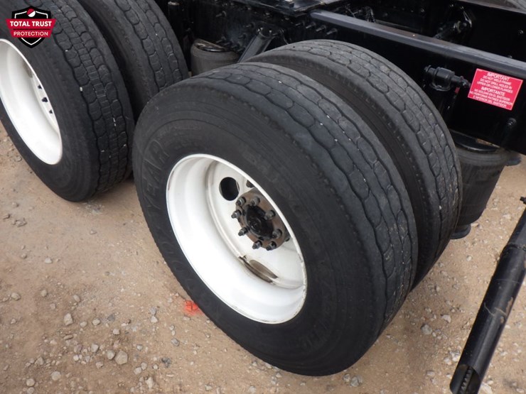 2024-volvo-vnl-300-image-12