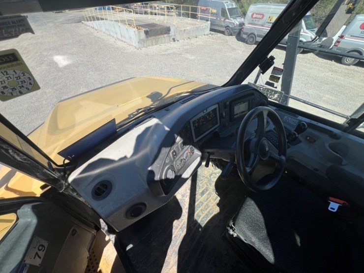 2013-caterpillar-740b-image-37