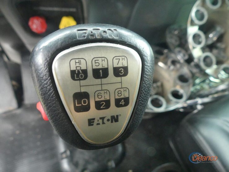 2020-peterbilt-389-image-18