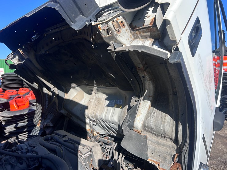 2013-isuzu-npr-image-41