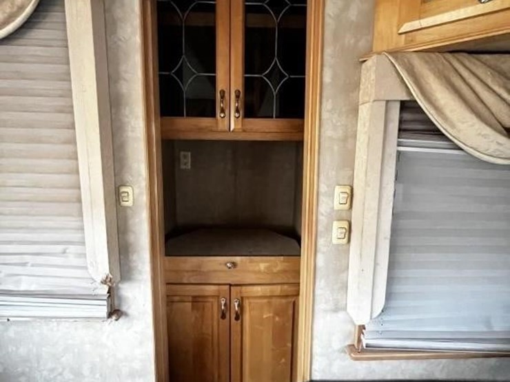 l1--2006-escalade-32'-travel-trailer-image-23