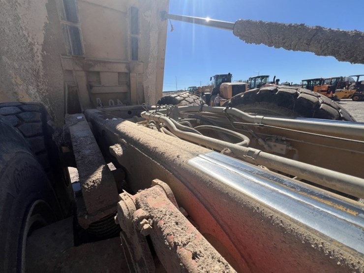 2013-caterpillar-740b-image-41