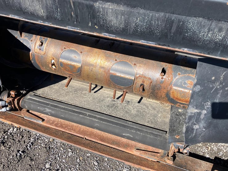 new-holland-84c-image-11