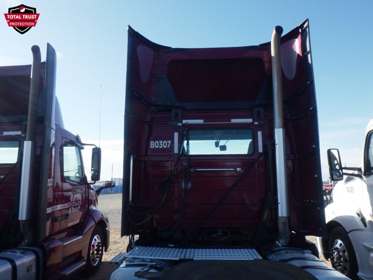 2022-volvo-vnl-300-image-12