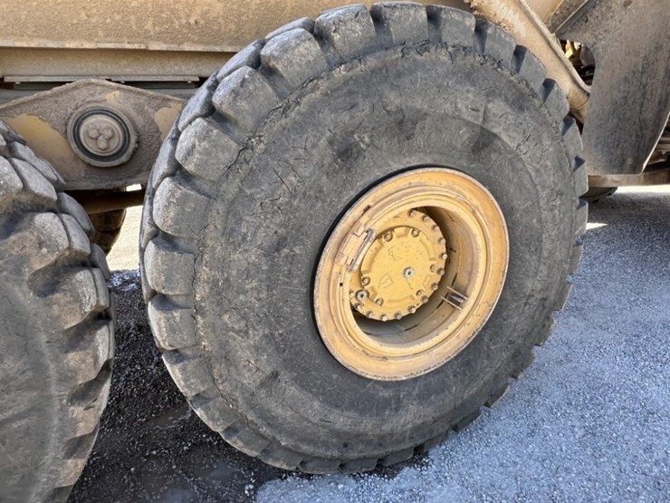 2013-caterpillar-740b-image-23