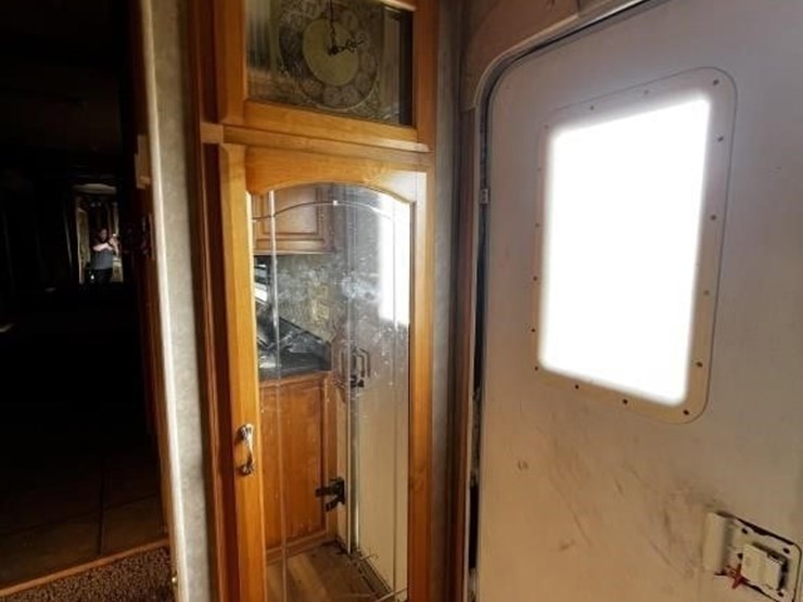 l1--2006-escalade-32'-travel-trailer-image-29