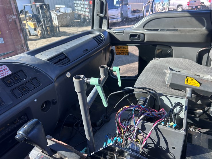 #1694-•-2004-isuzu-cab-and-chassis-image-37