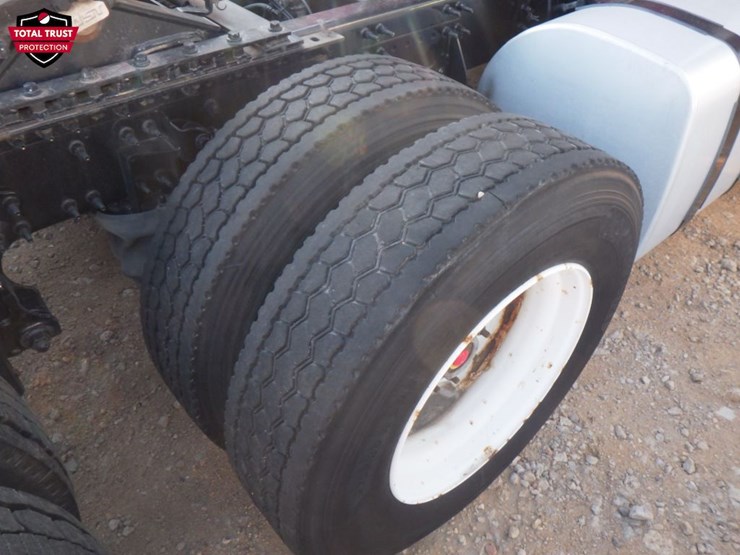 2022-volvo-vnl-300-image-8