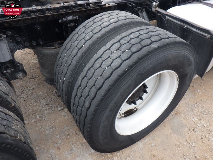 2023-volvo-vnl-300-image-7