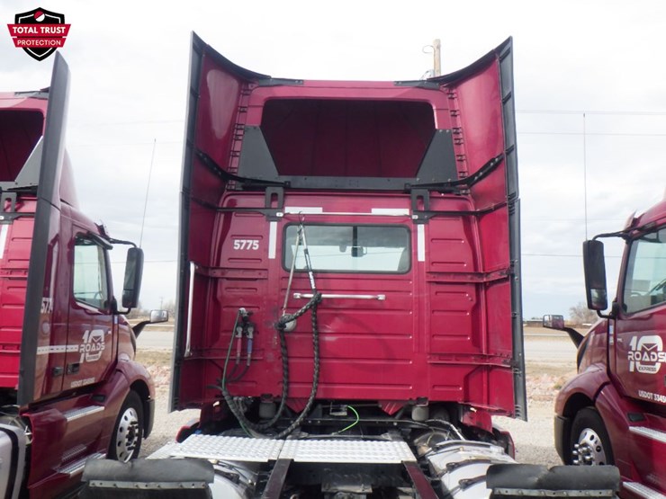 2024-volvo-vnl-300-image-11