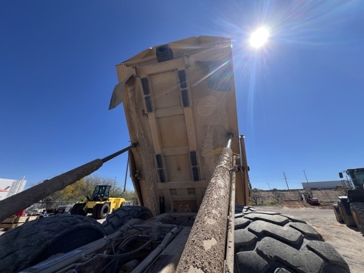 2012-caterpillar-740b-image-46