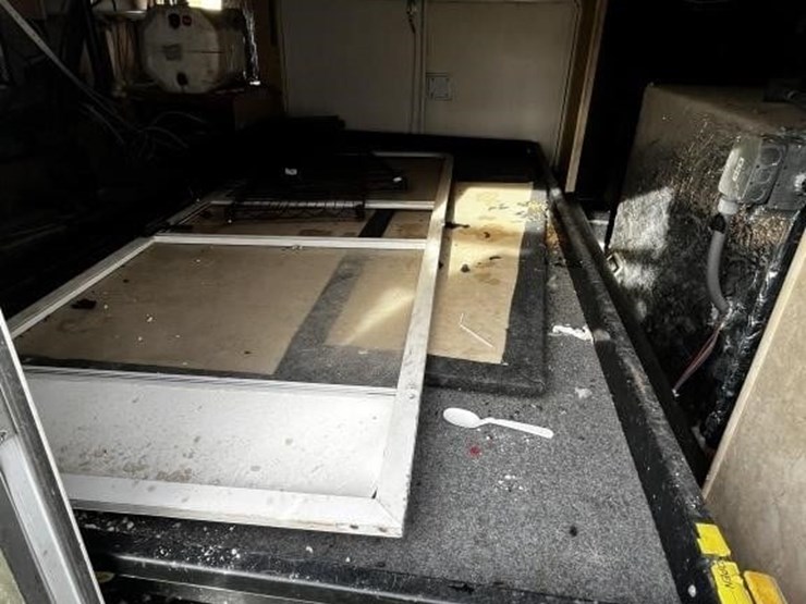 l1--2006-escalade-32'-travel-trailer-image-9