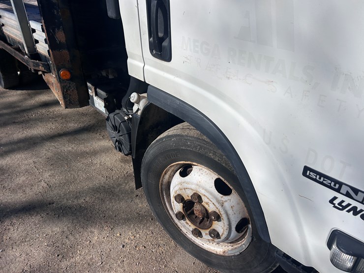 2012-isuzu-npr-image-23