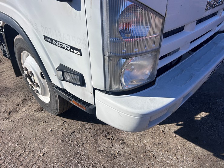 2013-isuzu-npr-image-18