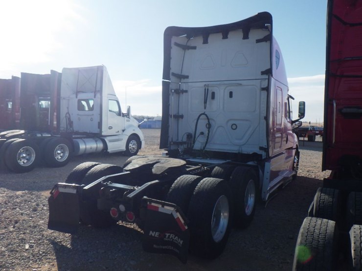 2021-freightliner-cascadia-126-image-10