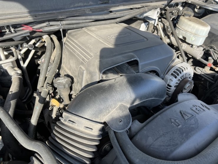 2013-chevrolet-suburban-image-12