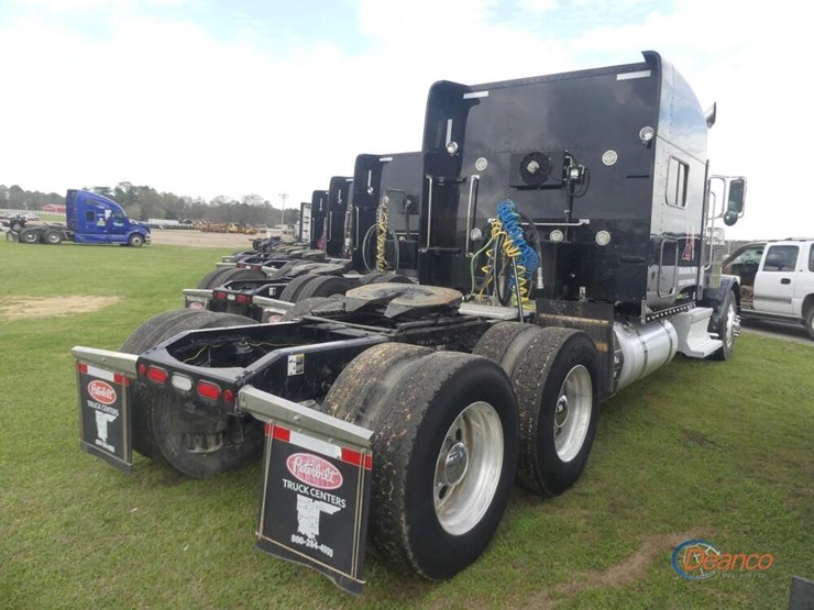 2021-peterbilt-389-image-2