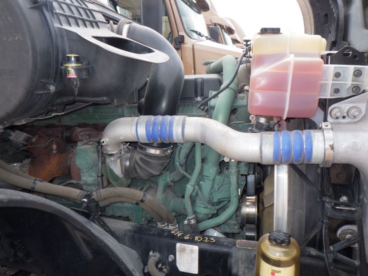 2022-volvo-vnl-300-image-21