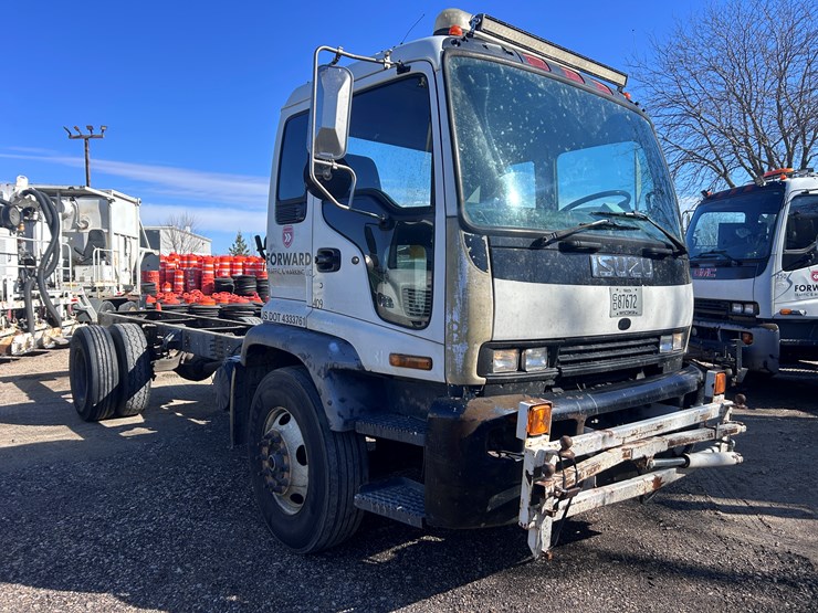 #1694-•-2004-isuzu-cab-and-chassis-image-7