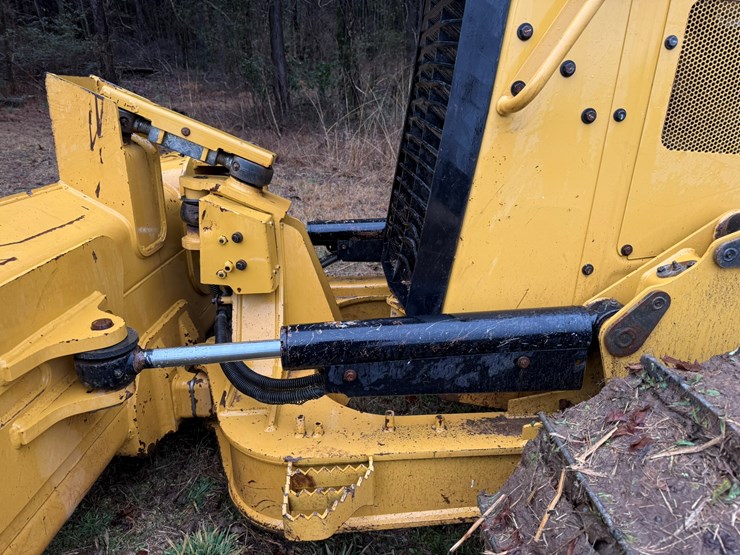 2023-caterpillar-d1-image-15