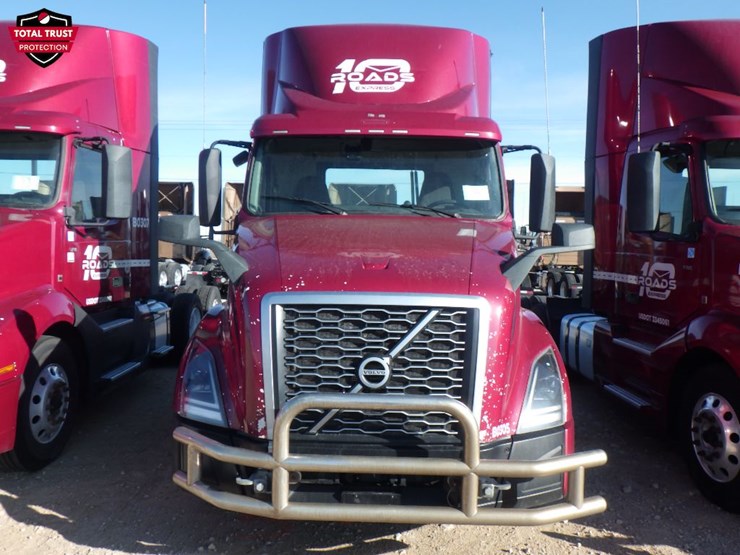 2022-volvo-vnl300-image-2