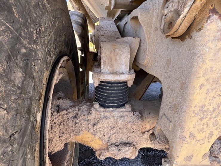 2013-caterpillar-740b-image-19