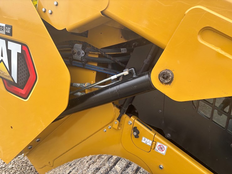 2023-caterpillar-289d3-image-57