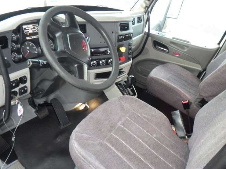 2018-peterbilt-579-image-17