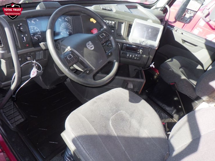 2022-volvo-vnl300-image-14