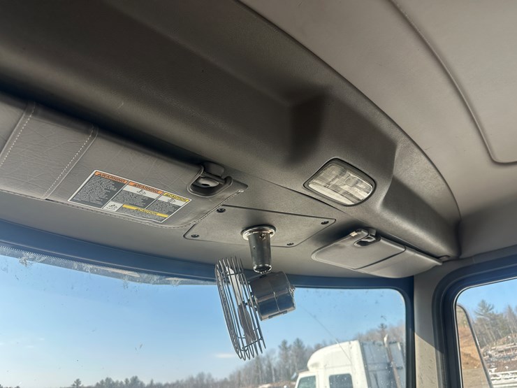 2015-peterbilt-337-image-38