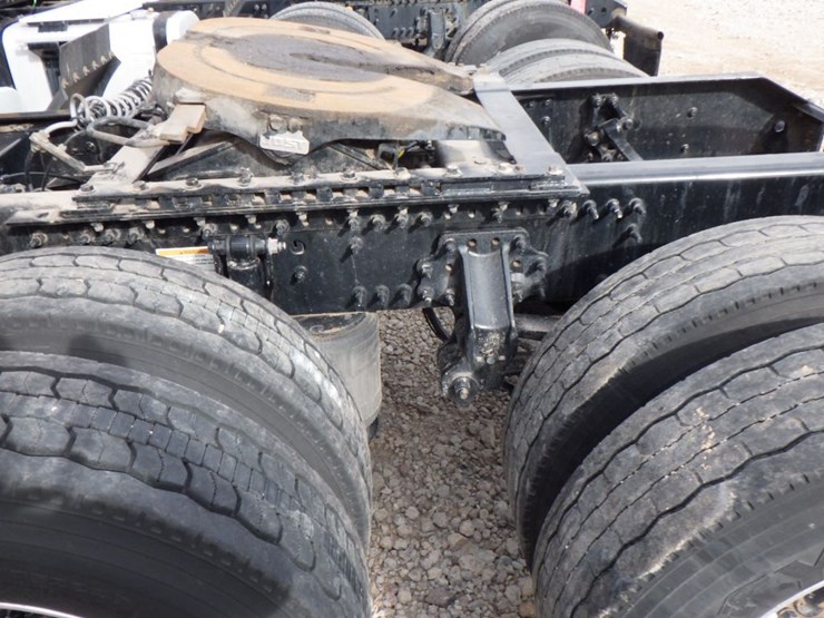 2022-volvo-vnl-300-image-15