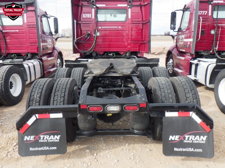 2024-volvo-vnl-300-image-8