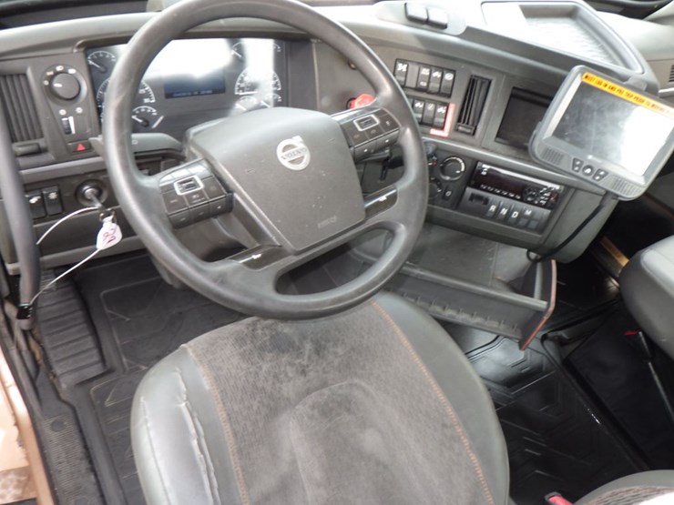 2022-volvo-vnl-300-image-17