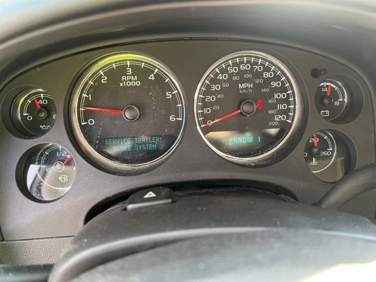 2013-chevrolet-suburban-image-26