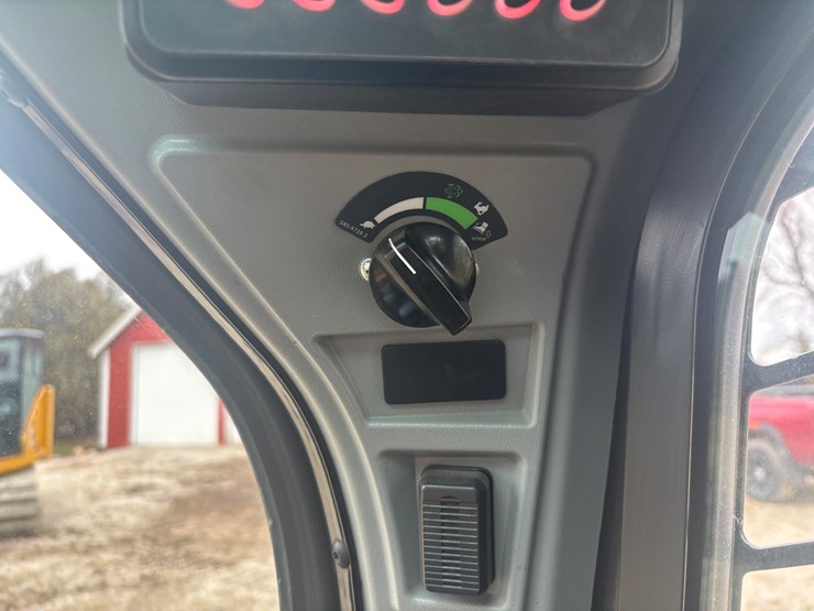 2023-caterpillar-289d3-image-43