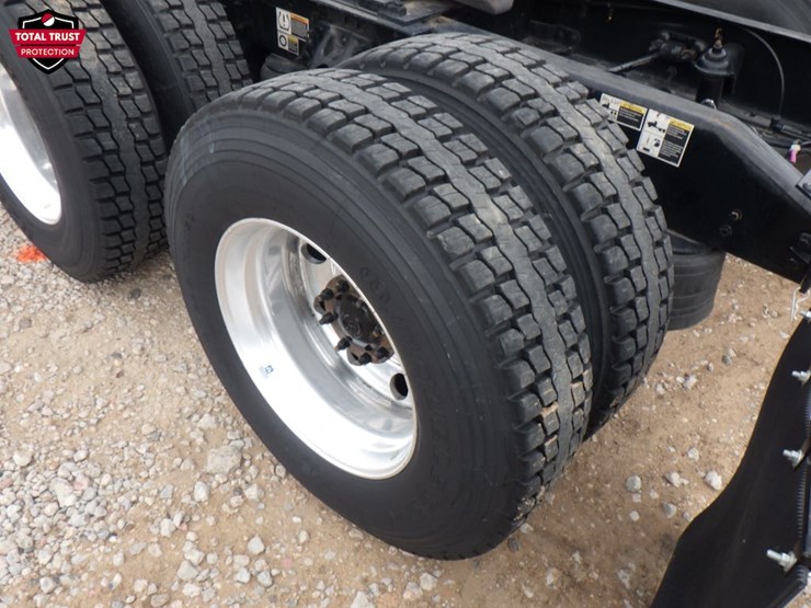 2022-peterbilt-579-image-14