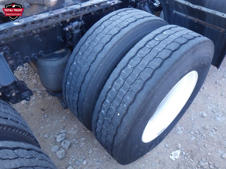 2022-volvo-vnl-300-image-5