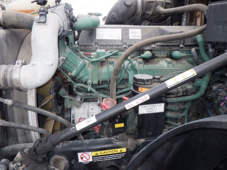 2022-volvo-vnl-300-image-18