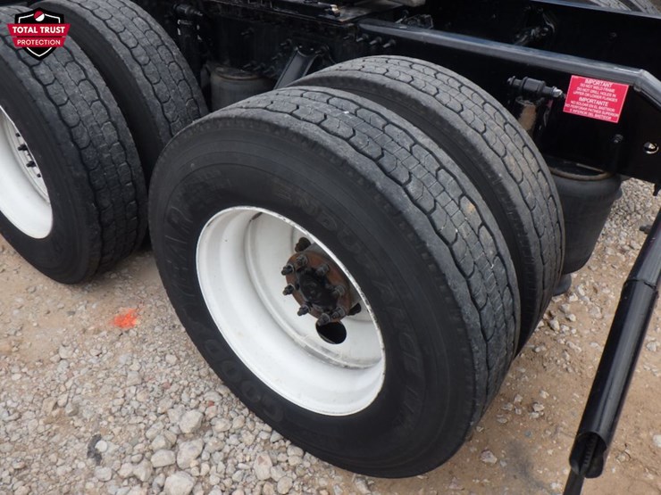 2023-volvo-vnl-300-image-12