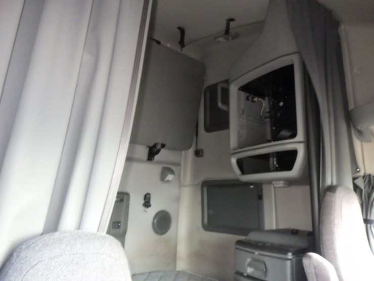 2019-volvo-vnl-760-image-6