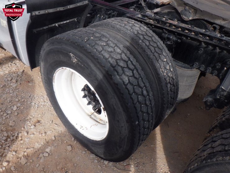 2024-volvo-vnl-300-image-13