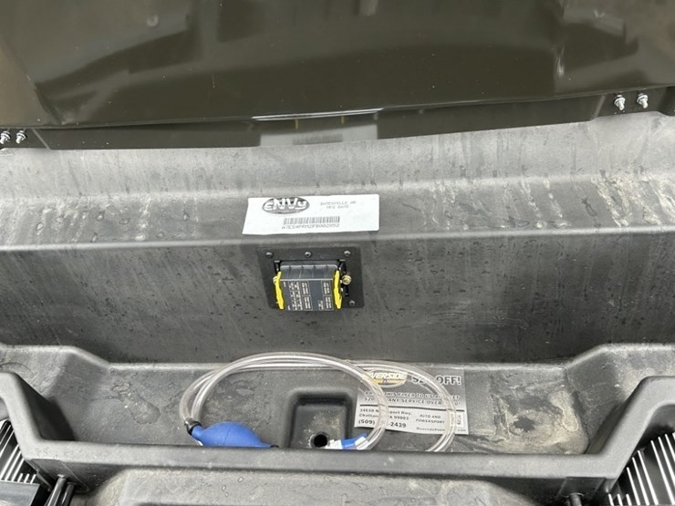 2024-envy-nv4-electric-utility-cart-image-23